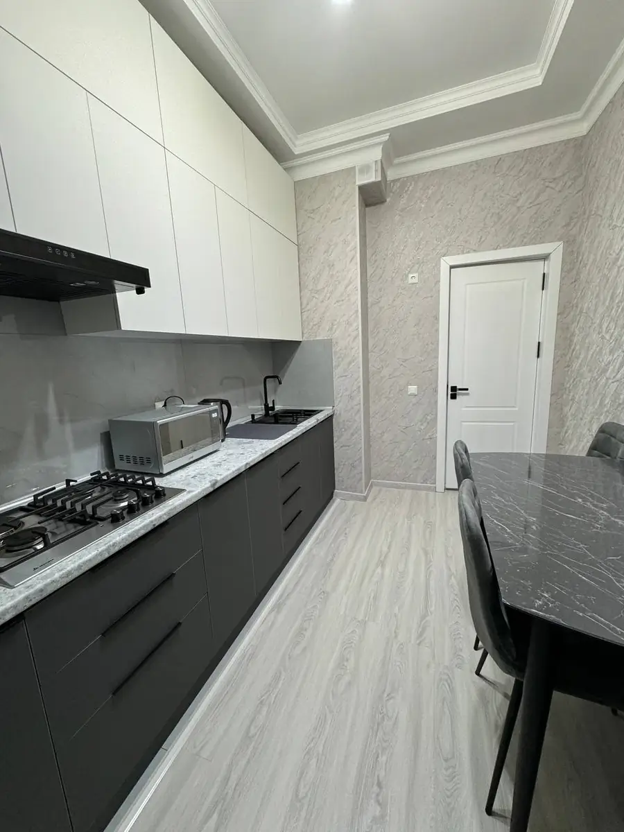 3 xonali kvartira sotiladi − 57 m²