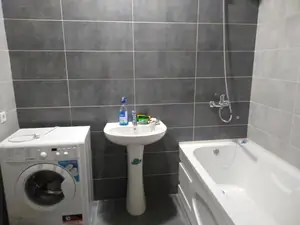 Сдается 2-комнатная квартира − 67 м²