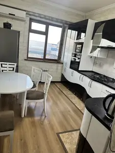 Продается 4-комнатная квартира − 110 м²
