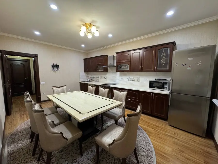 4-комнатная квартира − 136 м², 4/5 этаж