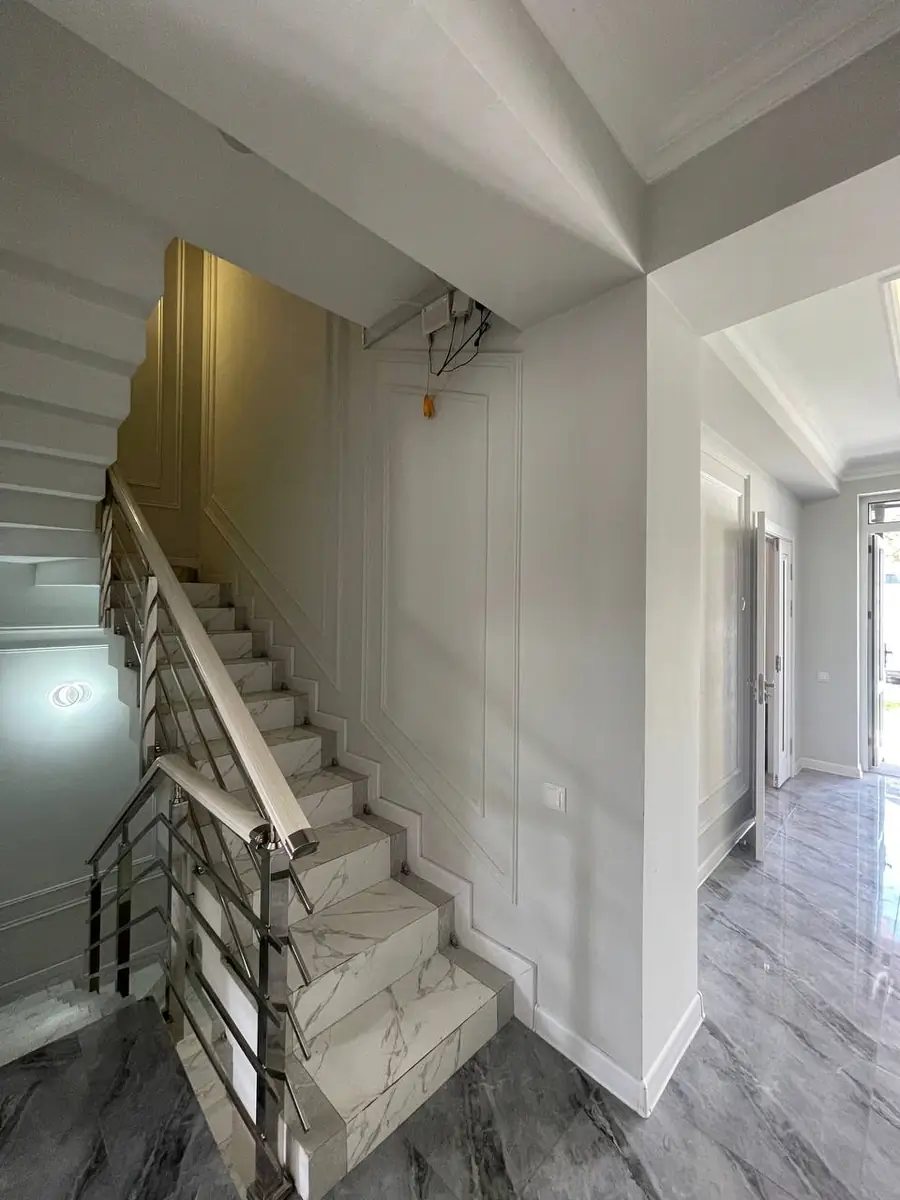 Сдается 2-этажный дом − 210 м²