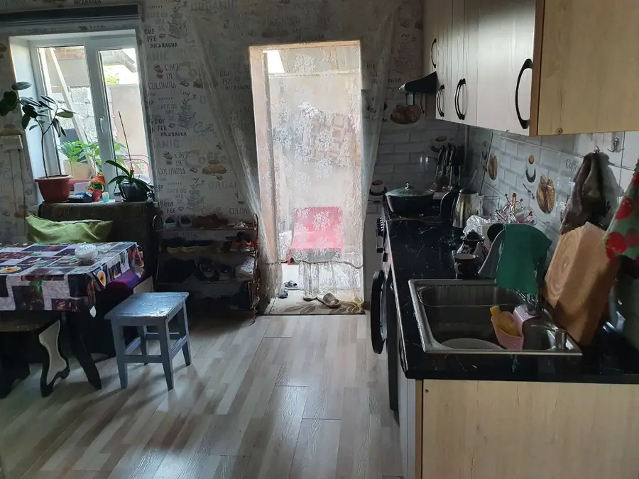 Продается 3-комнатная квартира − 45 м²