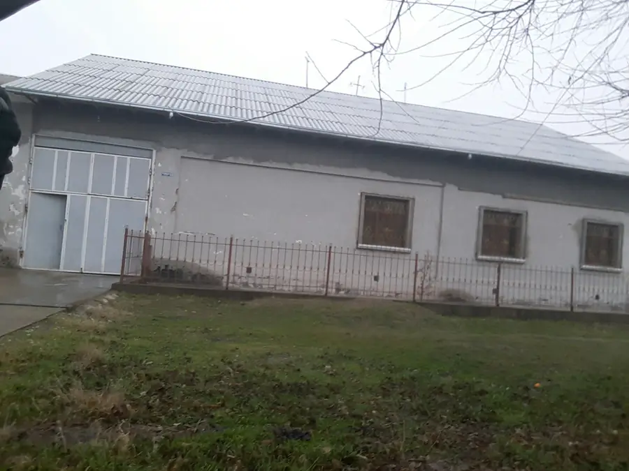 1 qavatli uy − 8000 m², 8 sot. 