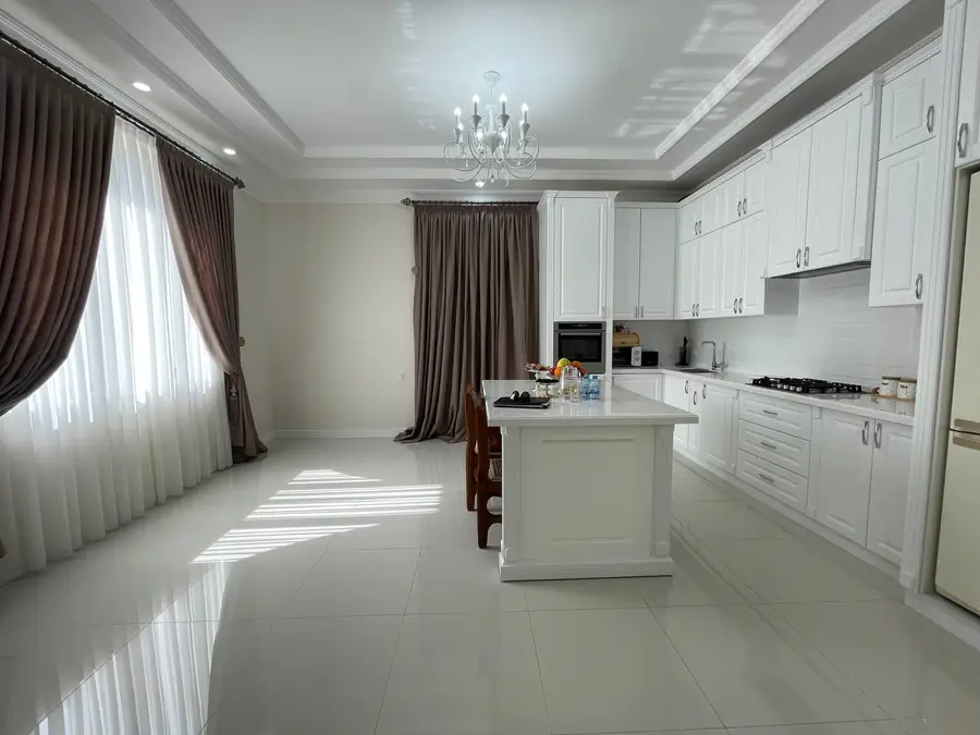 Ijaraga 2 qavatli uy − 260 m²