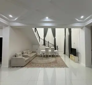 Ijaraga 2 qavatli uy − 260 m²
