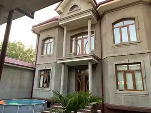 3 qavatli uy sotiladi − 300 m²