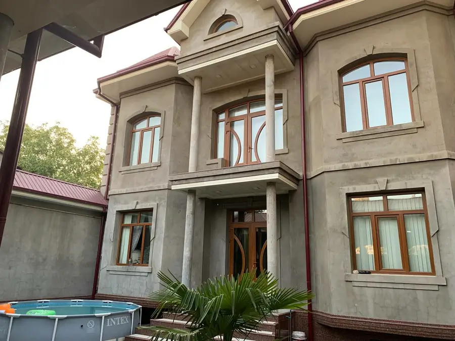 3 qavatli uy − 300 m², 3 sot. 