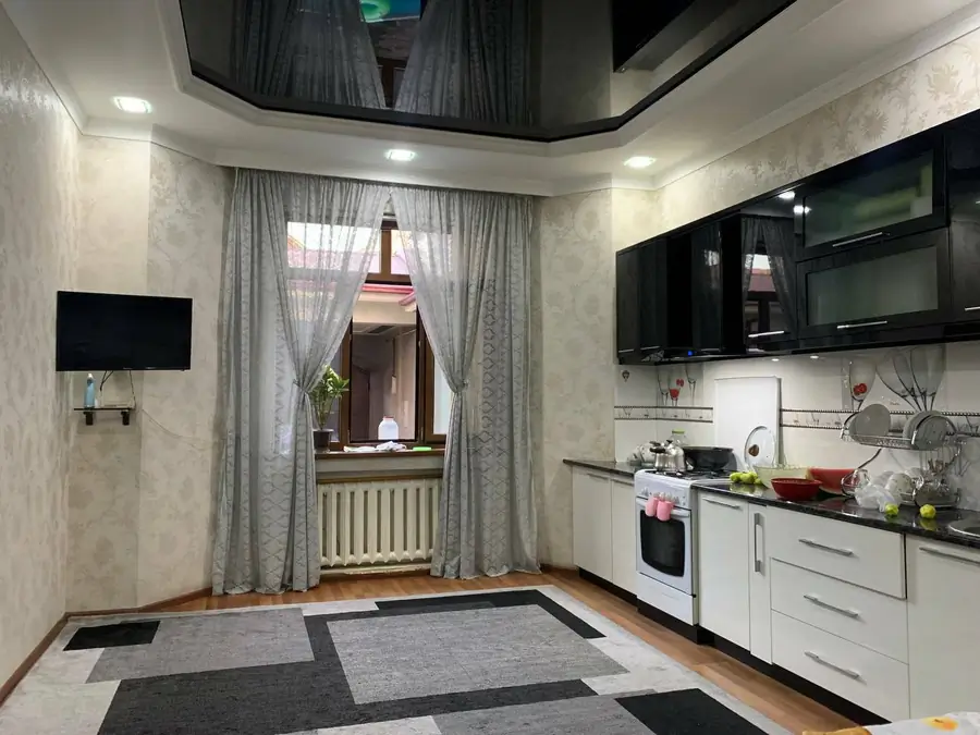 3 qavatli uy − 300 m², 3 sot. 