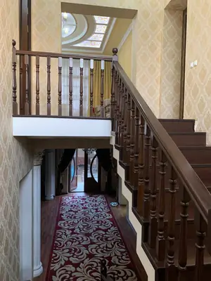 3 qavatli uy sotiladi − 300 m²
