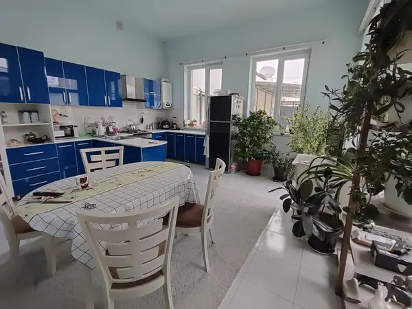 3 qavatli uy − 300 m², 6 sot. 