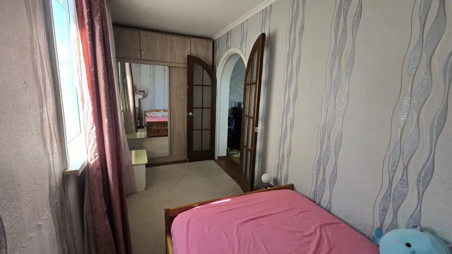 Продается 1-комнатная квартира − 40 м²