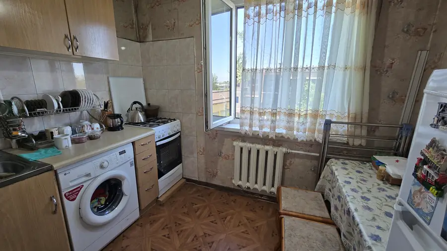 Продается 1-комнатная квартира − 40 м²