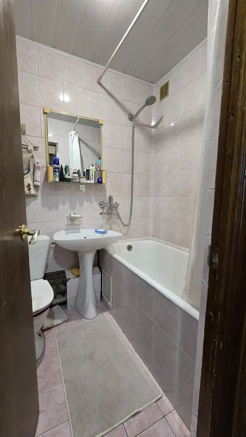 Продается 1-комнатная квартира − 40 м²