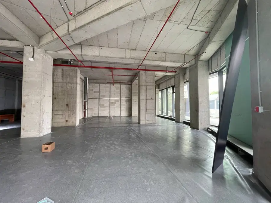 Сдается торговое помещение − 389 м²