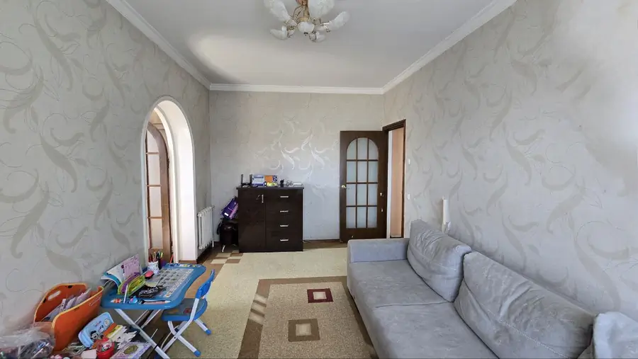 Продается 1-комнатная квартира − 40 м²