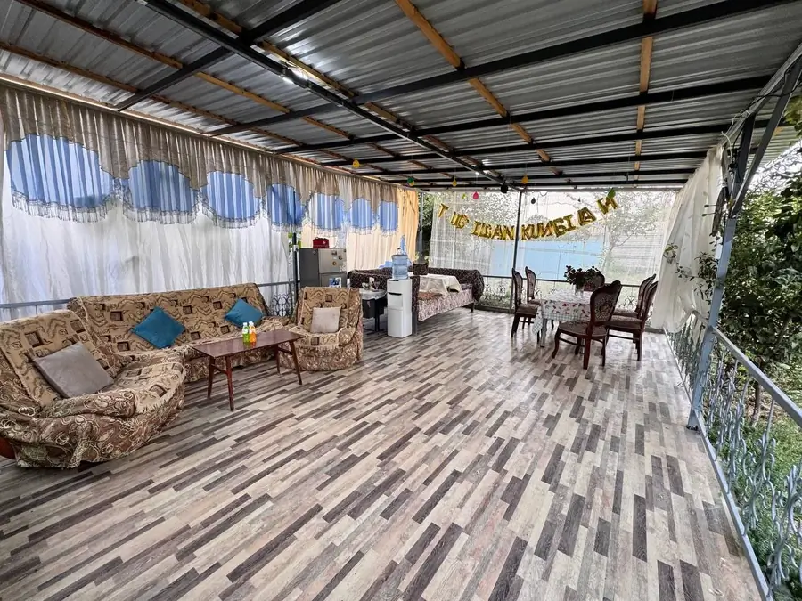 1-этажный дом − 1200 м², 300 сот.