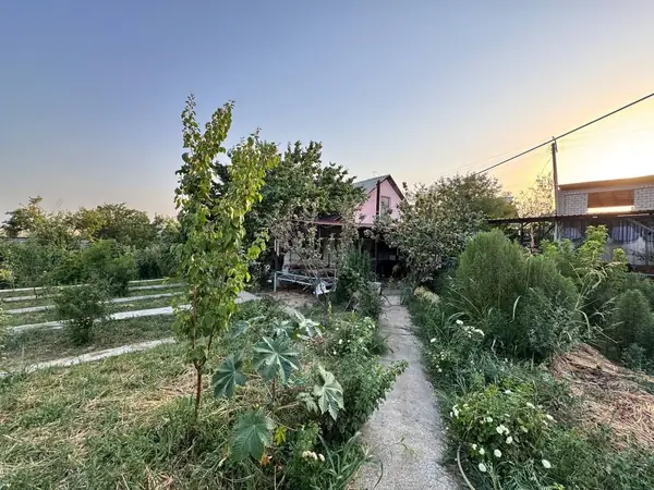 1-этажный дом − 1200 м², 300 сот.