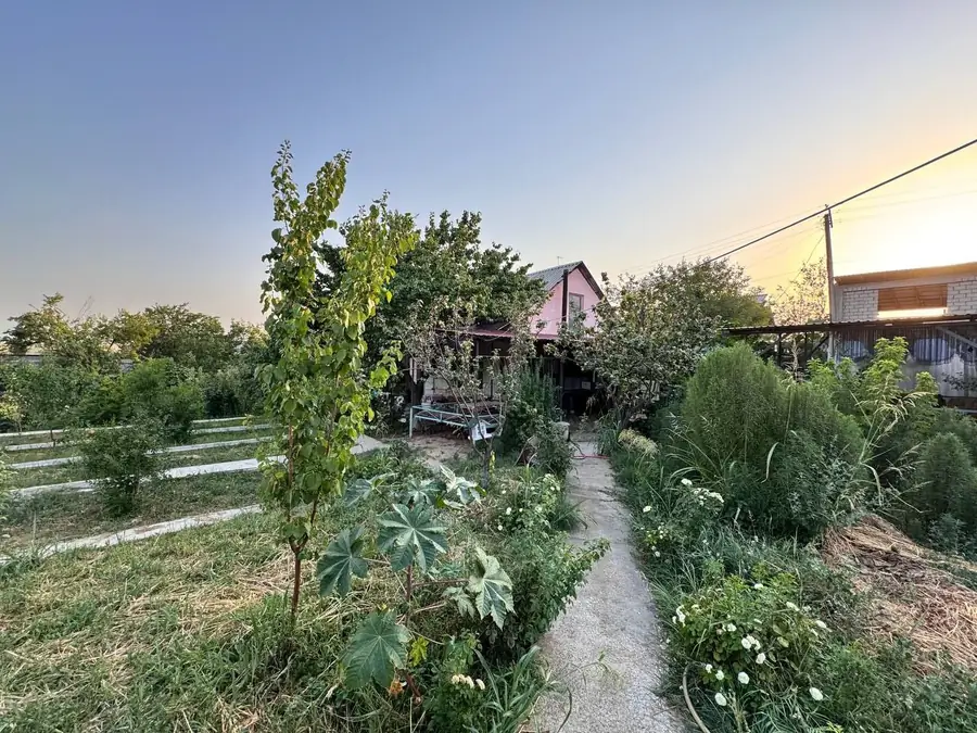 1-этажный дом − 1200 м², 300 сот.
