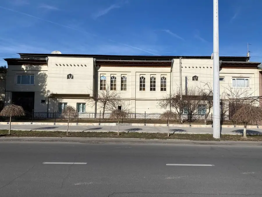3-этажный дом − 1496 м², 999 сот.