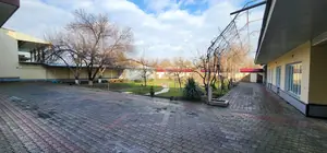 3-этажный дом − 1496 м², 999 сот.