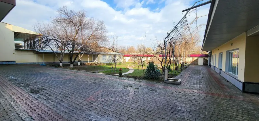 3-этажный дом − 1496 м², 999 сот.