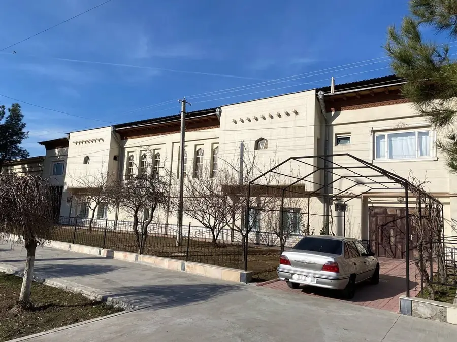 3-этажный дом − 1496 м², 999 сот.