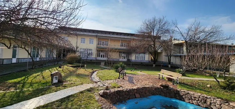 3-этажный дом − 1496 м², 999 сот.