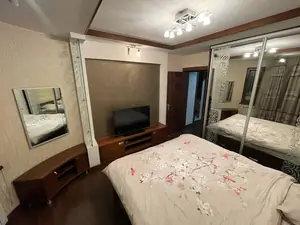 Сдается 2-комнатная квартира − 85 м²