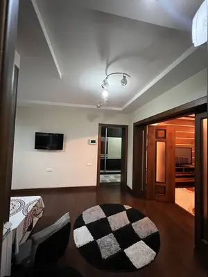 Сдается 2-комнатная квартира − 85 м²