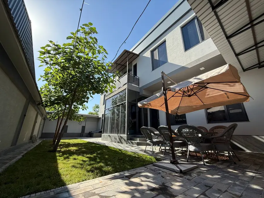 2 qavatli taunxaus − 240 m², 3.3 sot.