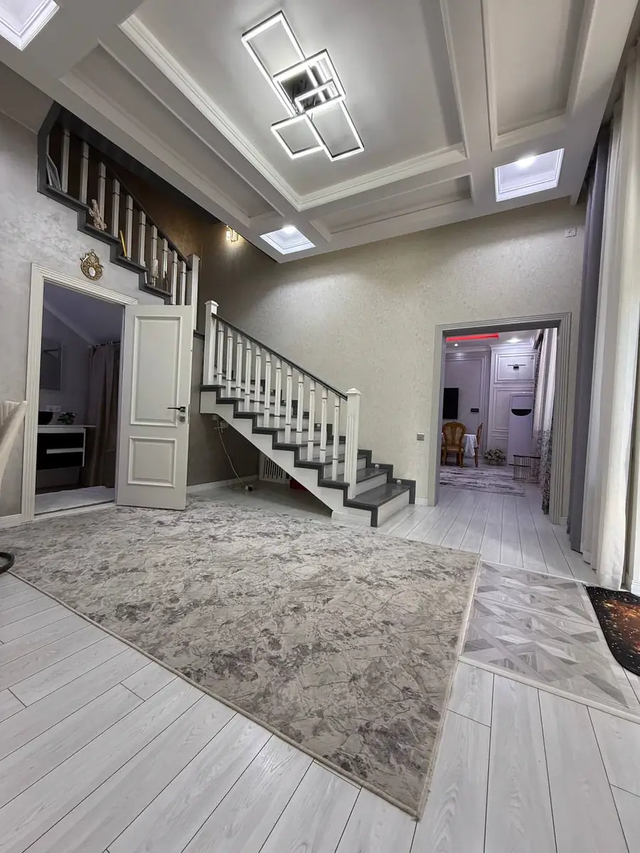 2 qavatli taunxaus − 240 m², 3.3 sot.