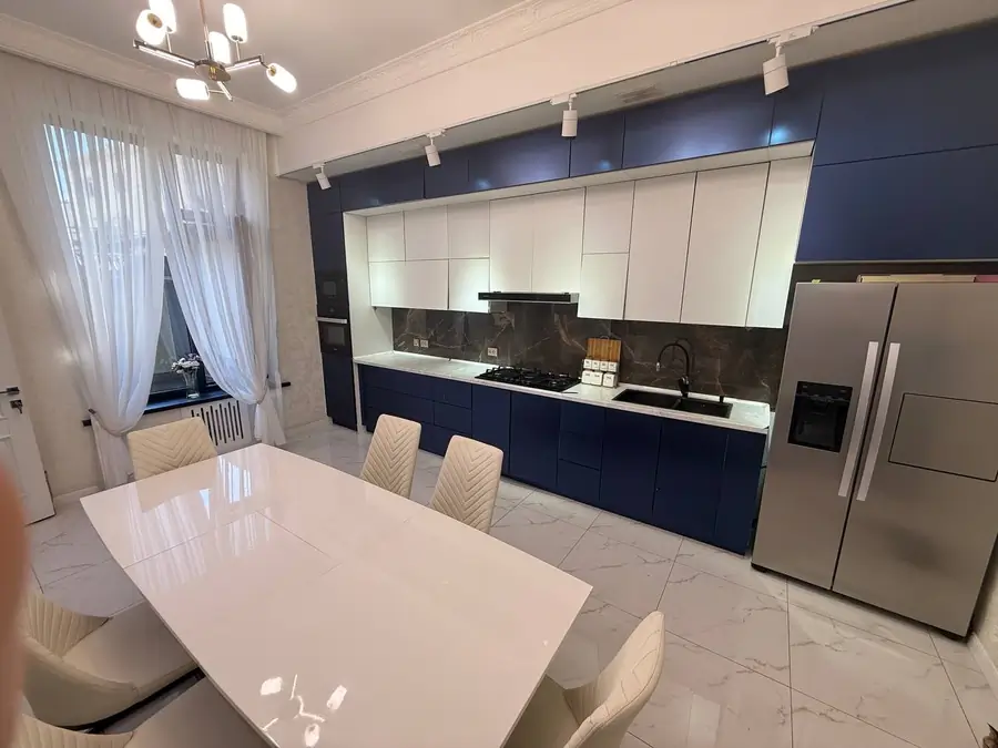 2 qavatli taunxaus − 240 m², 3.3 sot.