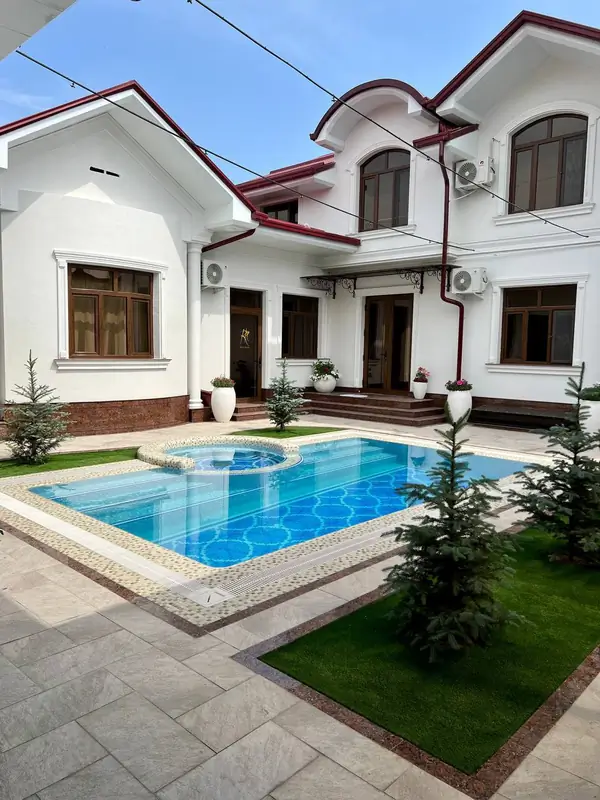 3-этажный дом − 250 м², 7 сот.