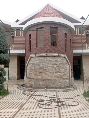 4 qavatli uy sotiladi − 1200 m²