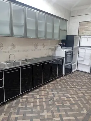 4 qavatli uy sotiladi − 1200 m²