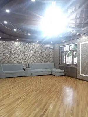 4 qavatli uy sotiladi − 1200 m²