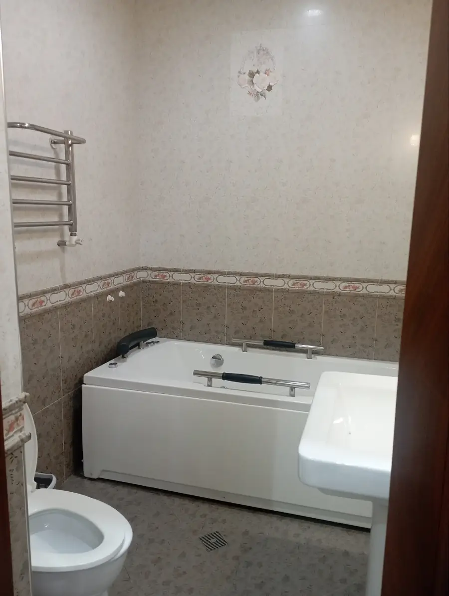 3 qavatli uy sotiladi − 1200 m²