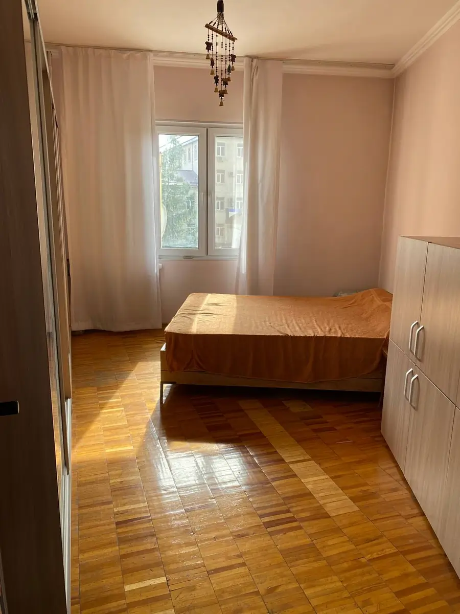 Более 5 xonali kvartira sotiladi − 110 m²