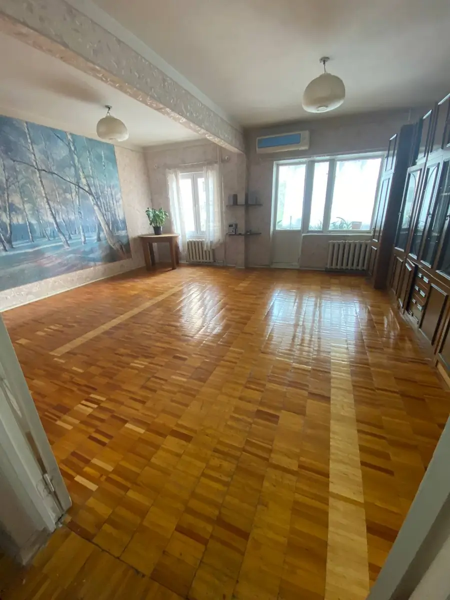 Более 5-комнатная квартира − 110 м², 2/5 этаж