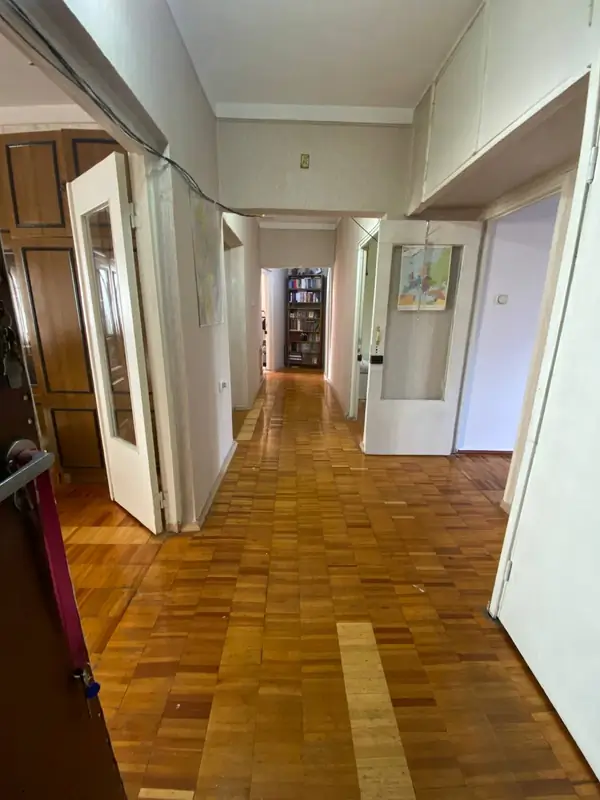 Более 5-комнатная квартира − 110 м², 2/5 этаж