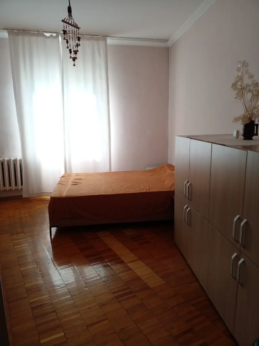 Более 5 xonali kvartira sotiladi − 110 m²