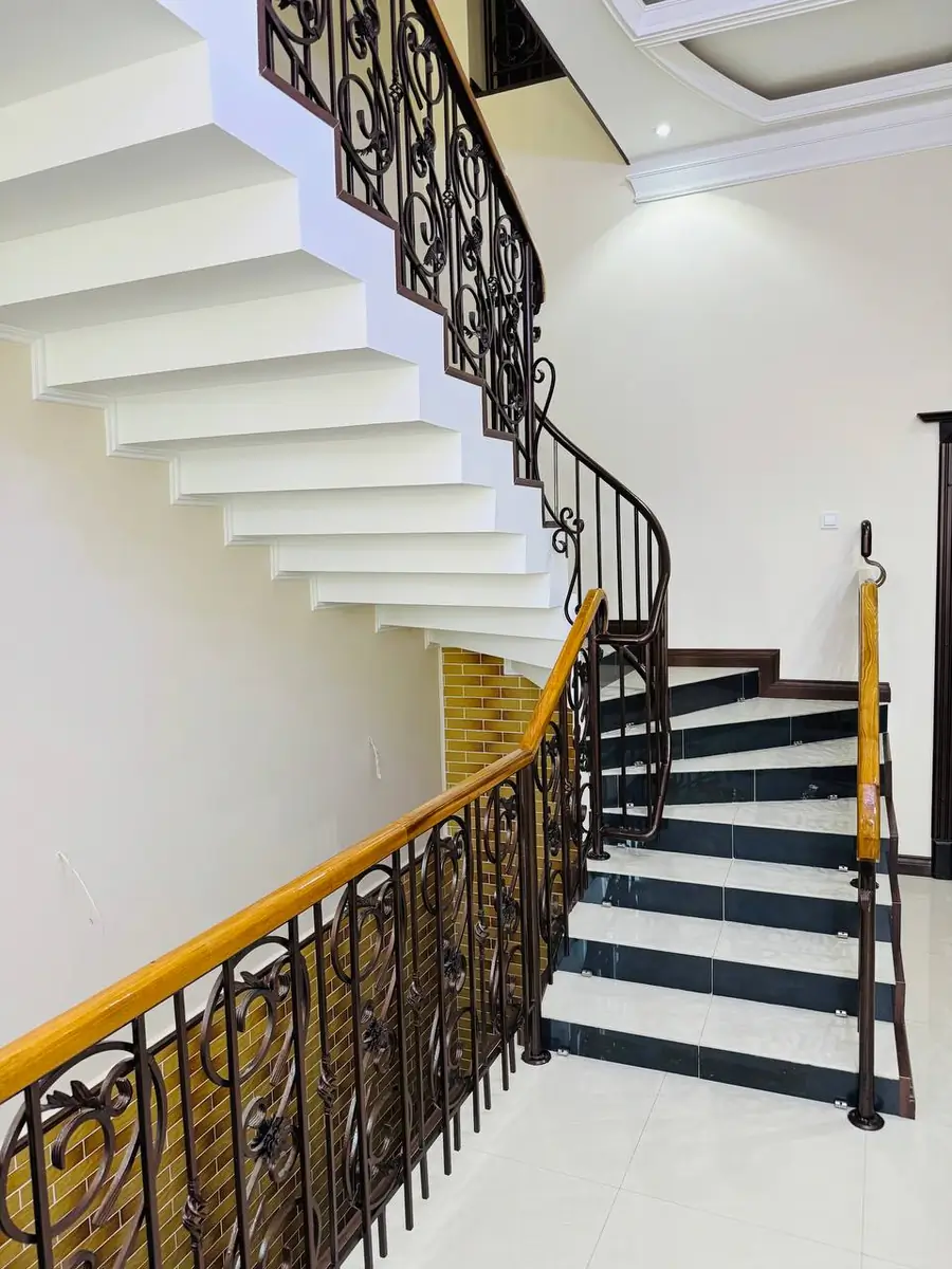 3 qavatli uy − 400 m², 2.2 sot. 