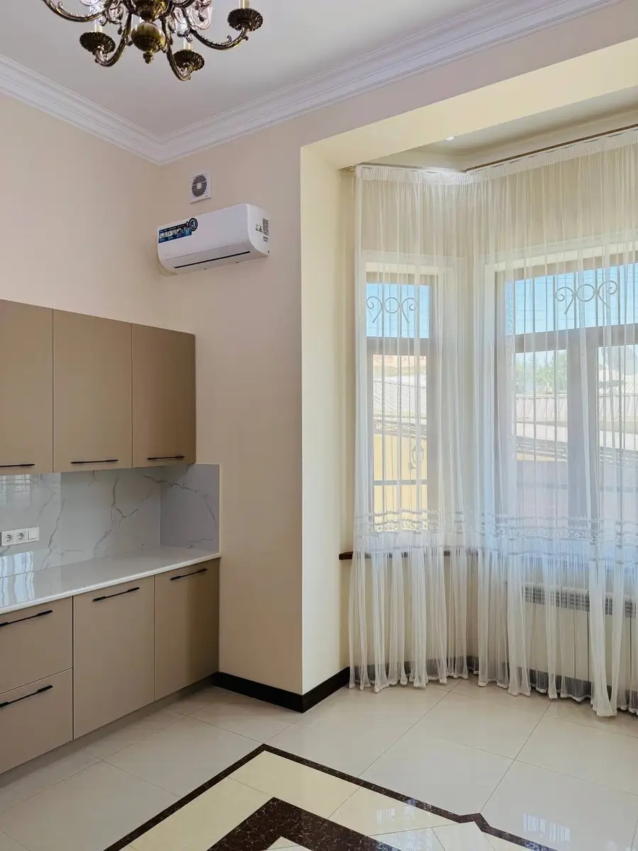 Ijaraga 3 qavatli uy − 400 m²