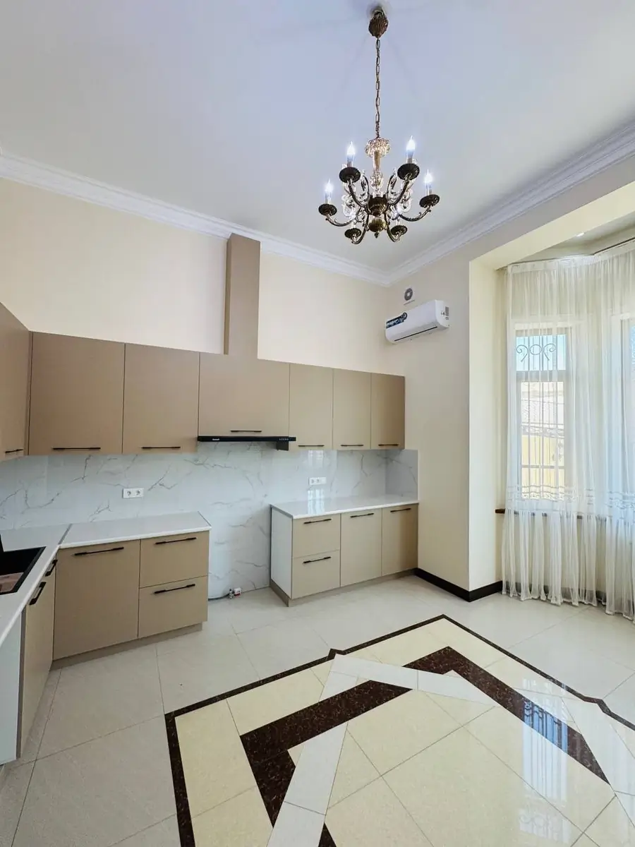 3 qavatli uy − 400 m², 2.2 sot. 