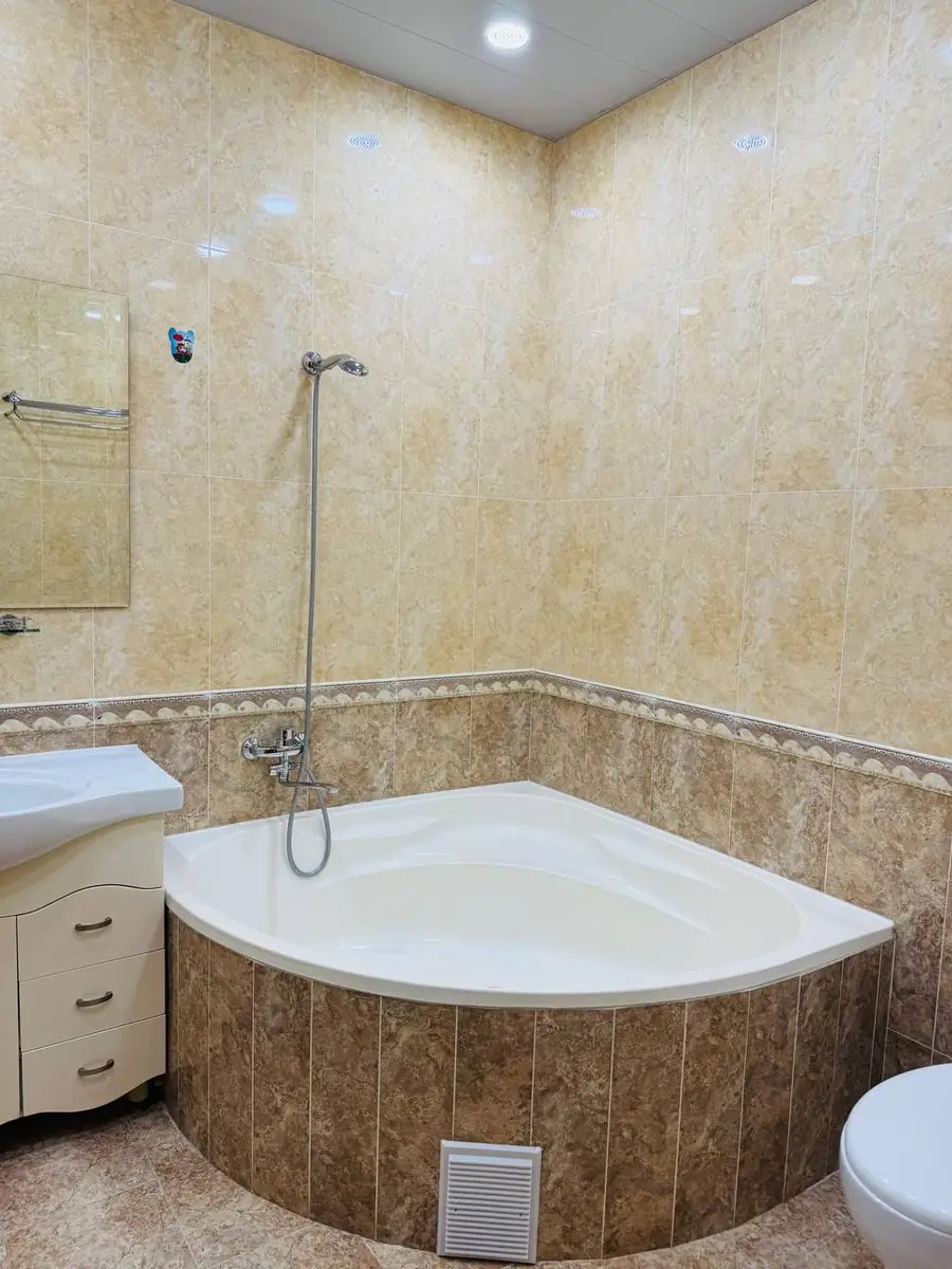 3 qavatli uy − 400 m², 2.2 sot. 