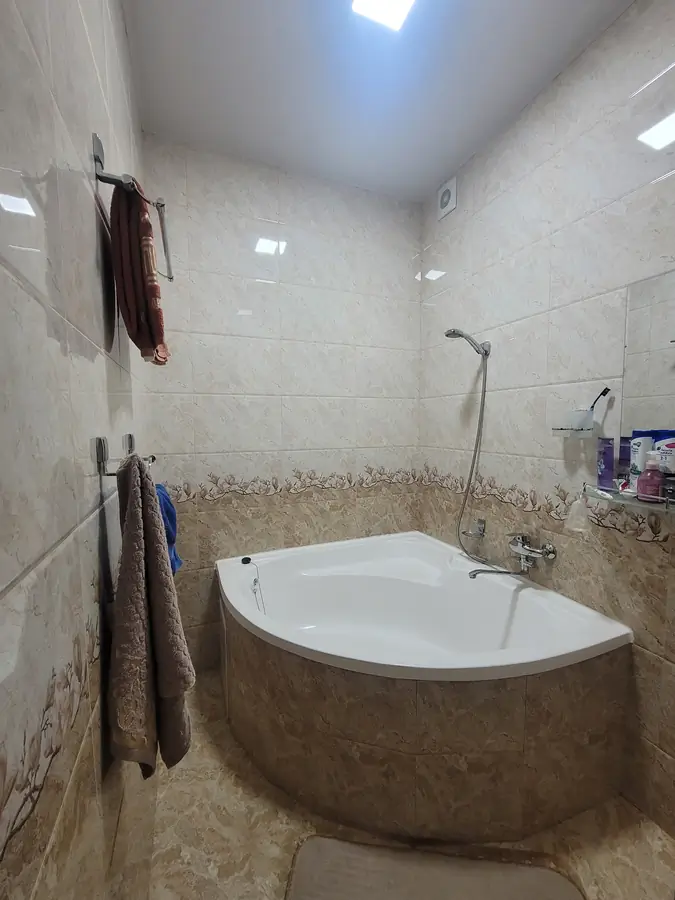 Продается 2-комнатная квартира − 57 м²