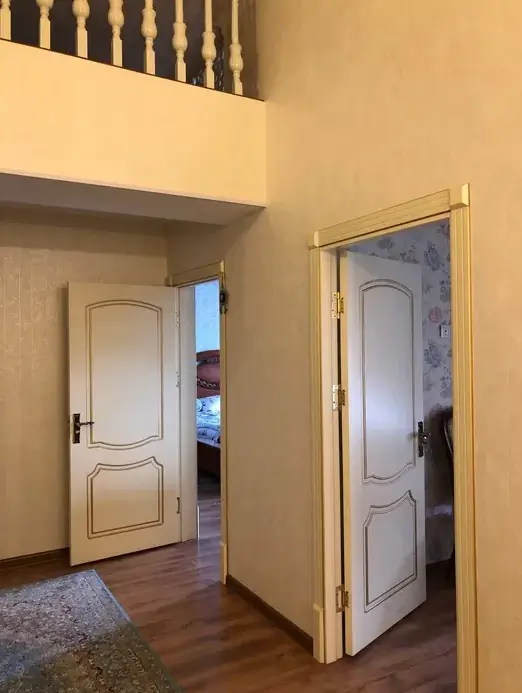 4 xonali kvartira sotiladi − 206 m²