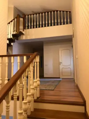 4 xonali kvartira sotiladi − 206 m²