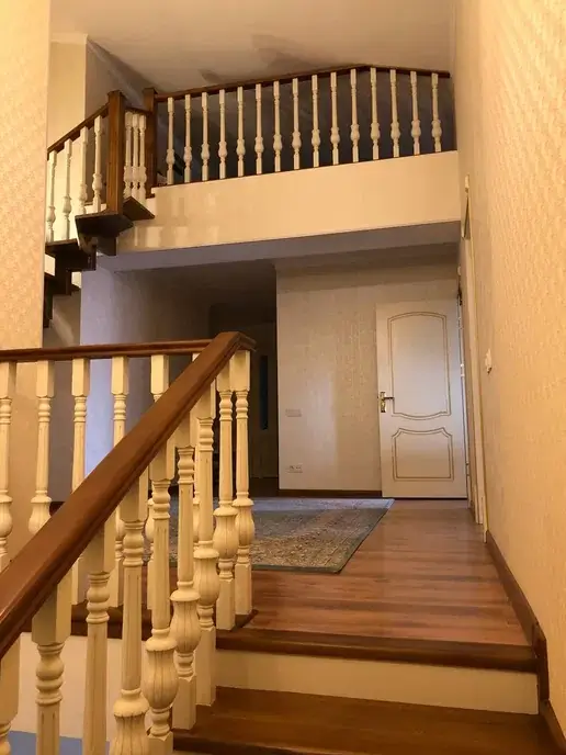 4 xonali kvartira sotiladi − 206 m²