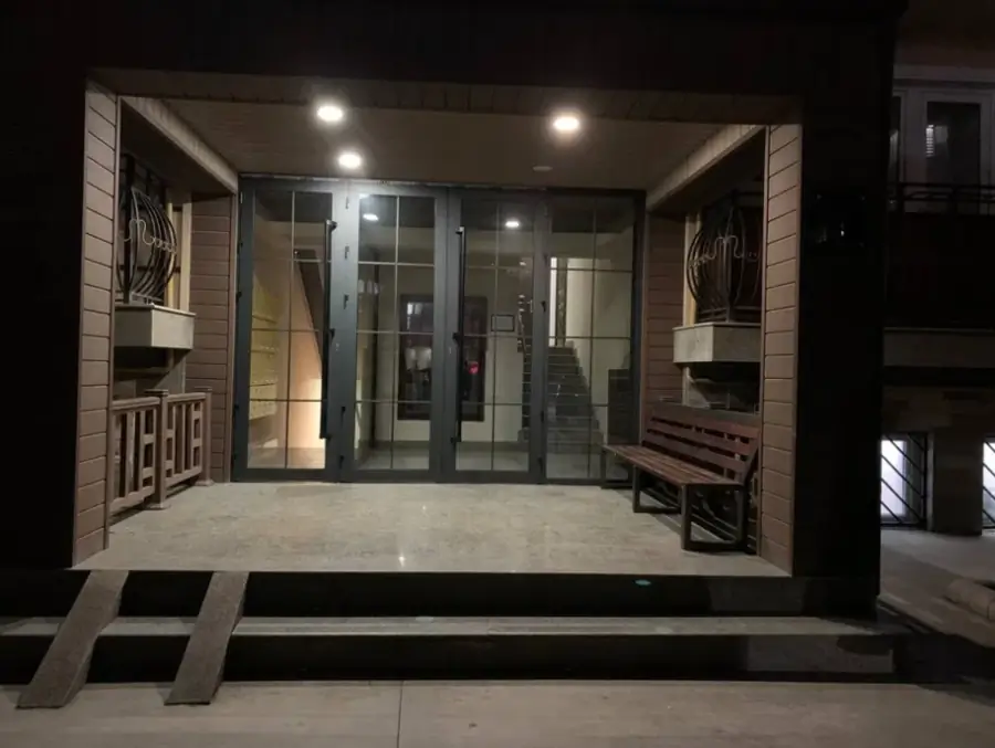 4 xonali kvartira sotiladi − 206 m²